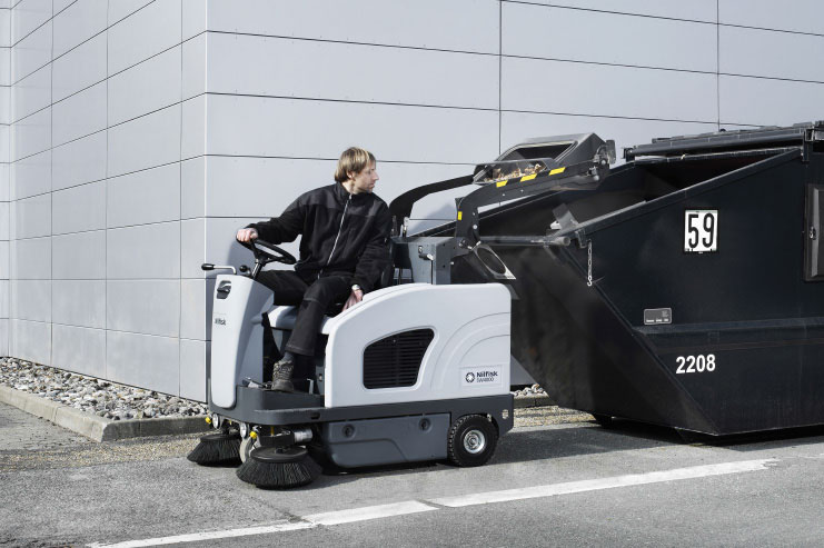 Nilfisk Aufsitzkehrmaschine SW 4000 P - Anwendung 1